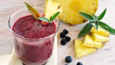 Un salutare frullato di mirtillo, more e salvia Un salutare frullato di mirtillo, more e salvia