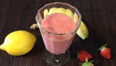 Frullato fragole e banane, un piano di vitamine a colazione Frullato fragole e banane, un piano di vitamine a colazione