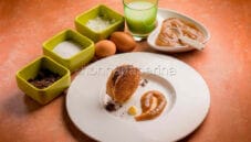 Pasta sfoglia con crema pasticcera, dessert gustoso