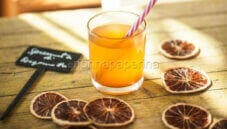 Un gustoso bicchiere di spremuta di bergamotto Un gustoso bicchiere di spremuta di bergamotto