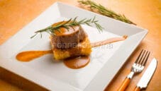 Aletta di manzo su crocchetta di riso e zafferano