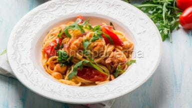 Spaghetti alla chitarra salmone e rucola