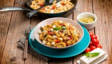 Fusilli con datterini confit e dadini di feta al pesto, una vera delizia