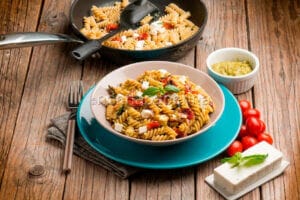 Fusilli con datterini confit e dadini di feta al pesto