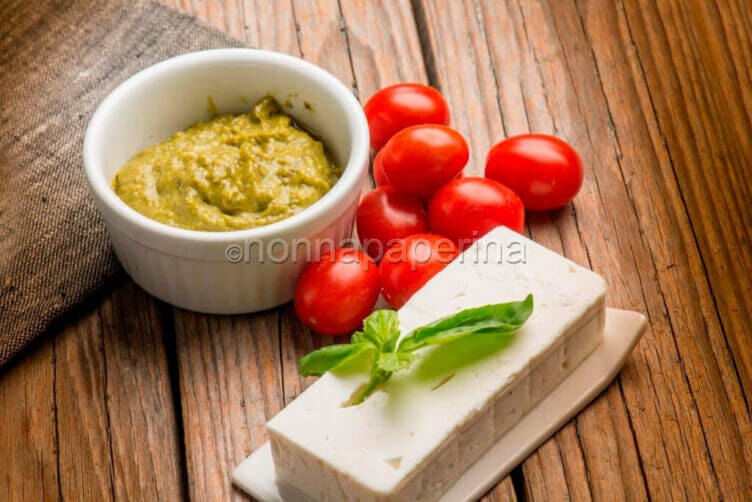 ingredinti fusilli datterini feta pesto ingredinti fusilli datterini feta pesto