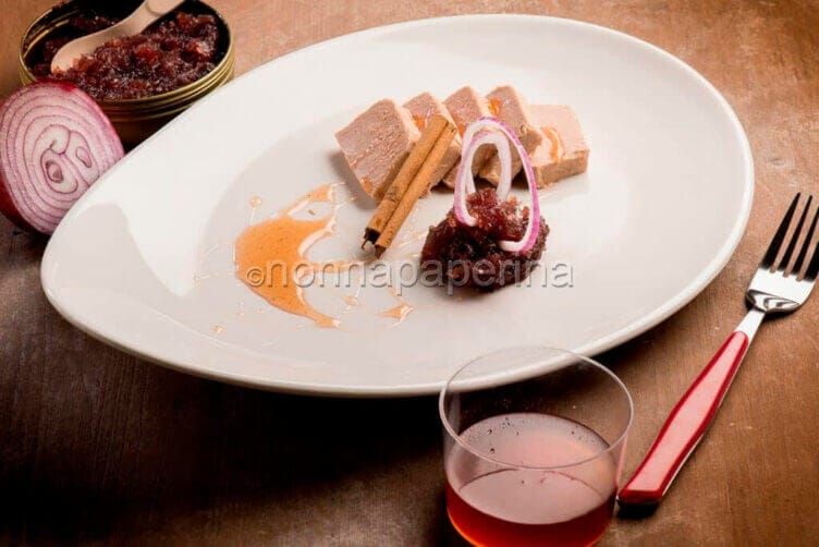 Paté di fegatini di coniglio e composta di cipolle Tropea pate di fegatini di coniglio