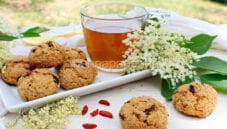 Biscotti e infuso ai fiori di sambuco e bacche di Goji, una delizia Biscotti e infuso ai fiori di sambuco e bacche di Goji, una delizia