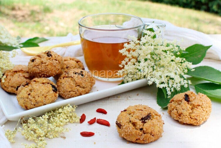 Biscotti e infuso ai fiori di sambuco e bacche di Goji, una delizia biscotti e infuso ai fiori di sambuco