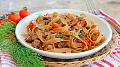 Fettuccine di lenticchie con salsiccia e pomodorini