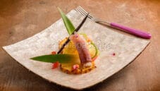 Involtino di gambero su ananas grigliato, un antipasto raffinato Involtino di gambero su ananas grigliato, un antipasto raffinato