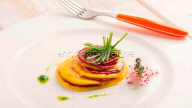Millefoglie di barbabietola rossa e spuma di patate
