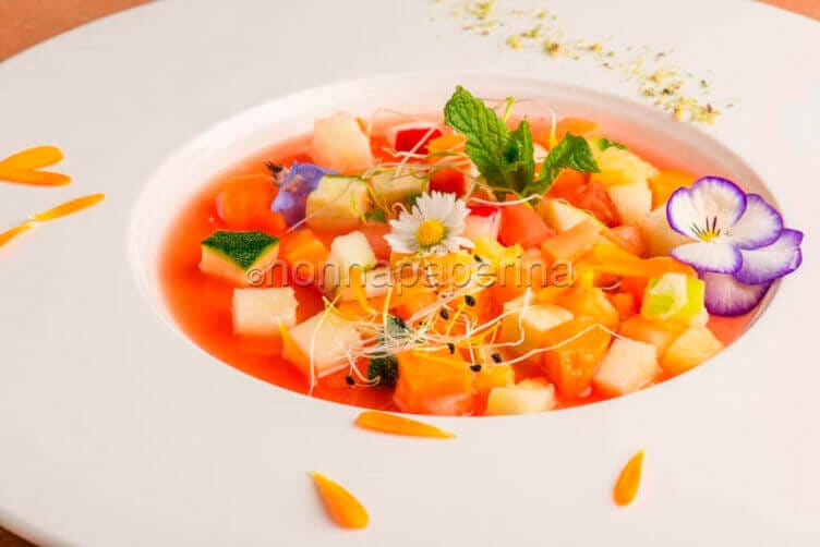 Mosaico di frutta e verdura su estratto di anguria e menta