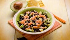 Riso nero con avocado e salmone, un primo piatto estivo Riso nero con avocado e salmone, un primo piatto estivo