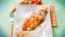 Salmone con verdure al cartoccio, una sintesi di gusto Salmone con verdure al cartoccio, una sintesi di gusto