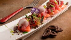 Tartare di anguria con sashimi di tonno