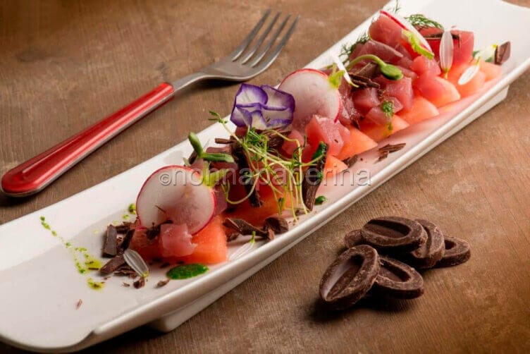 Tartare di anguria con sashimi di tonno
