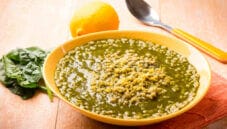 Zuppa d’orzo e bietole al limone: un piatto di salute
