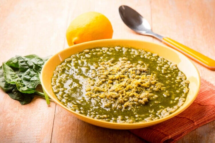 Zuppa d’orzo e bietole al limone: un piatto di salute Zuppa d’orzo e bietole