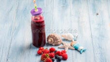 Centrifuga di frutti rossi e barbabietola, una colazione nutriente Centrifuga di frutti rossi e barbabietola, una colazione nutriente