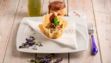 Cialde di parmigiano con crema di pomodori secchi