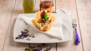 Cestini di cialde di parmigiano con crema di pomodori secchi e basilico