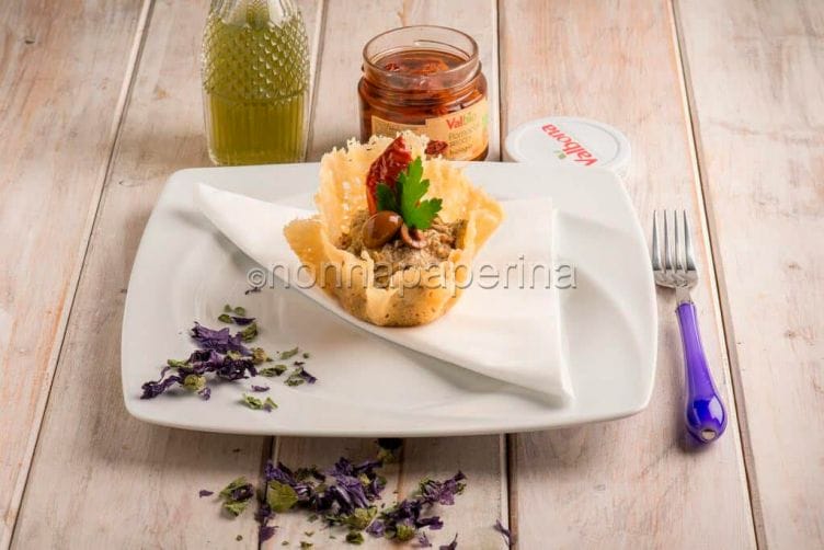 Cestini di cialde di parmigiano con crema di pomodori secchi e basilico