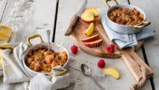 Il delizioso crumble di pesche e lamponi, tutto da gustare Il delizioso crumble di pesche e lamponi, tutto da gustare