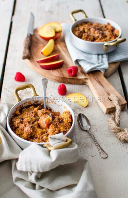 crumble di pesche e lamponi