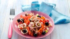 Insalata di calamari , profumo di mare a tavola Insalata di calamari , profumo di mare a tavola