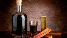 Liquore di rabarbaro: un digestivo facile da preparare Liquore di rabarbaro: un digestivo facile da preparare