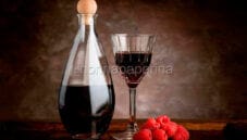Ratafià di lamponi, un liquore tipico abruzzese Ratafià di lamponi, un liquore tipico abruzzese