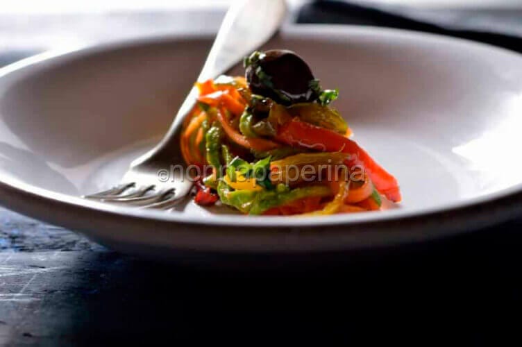 Spaghetti di zucchine e carote in salsa di peperoni