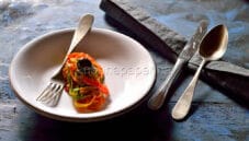 Spaghetti di zucchine e carote in salsa di peperoni