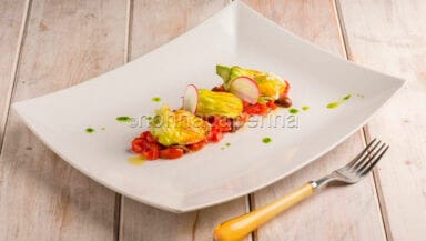 Fiori di zucchina ripieni con tartare di pomodori