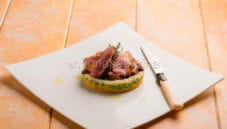 Insalata di cous cous con tagliata di petto di anatra Insalata di cous cous con tagliata di petto di anatra