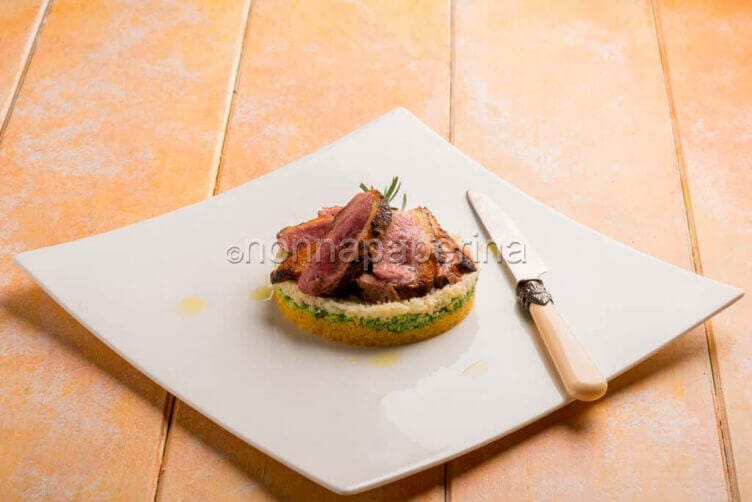 Insalata di cous cous con tagliata di petto di anatra Insalata di cous cous con tagliata di petto di anatra