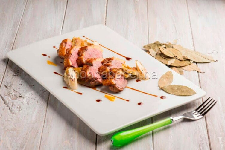 petto di anatra affumicato con foglie di coca