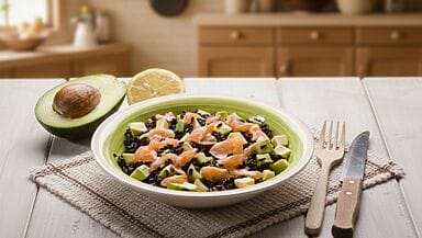 Riso nero con salmone e avocado