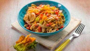 tagliatelle con fiori di zucca e alici