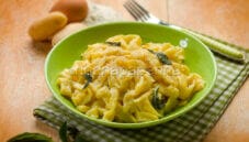 Tagliatelle di patate al burro e salvia, una ricetta veloce Tagliatelle di patate al burro e salvia, una ricetta veloce