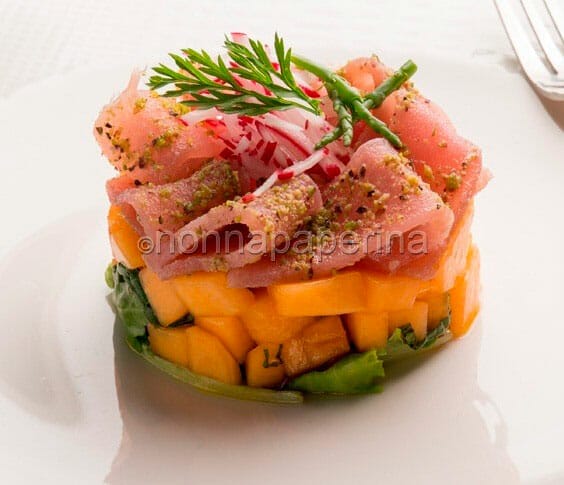 Tartare di melone con tonno e pistacchi
