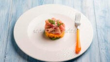 Tartare di melone con tonno e pistacchi per un break gustoso