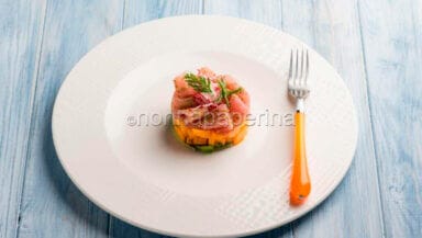 Tartare di melone con tonno e pistacchi