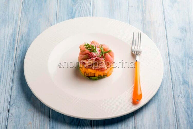 Tartare di melone con tonno e pistacchi