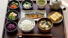 Colazione giapponese: cosa si mangia davvero e come adattarla alle intolleranze Colazione giapponese: cosa si mangia davvero e come adattarla alle intolleranze