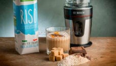 Frullato di suma con scaglie di cioccolato fondente, una bevanda unica