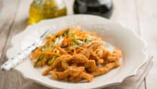 Insalata di carote zucchine e straccetti di tacchino