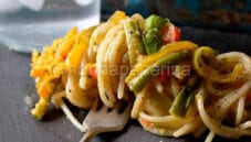 Spaghetti con zucchine e peperoni per un primo gustoso Spaghetti con zucchine e peperoni per un primo gustoso