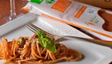 spaghetti di farina di lenticchie con il tonno