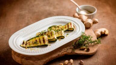 Zucchine grigliate allo zenzero e pistacchi